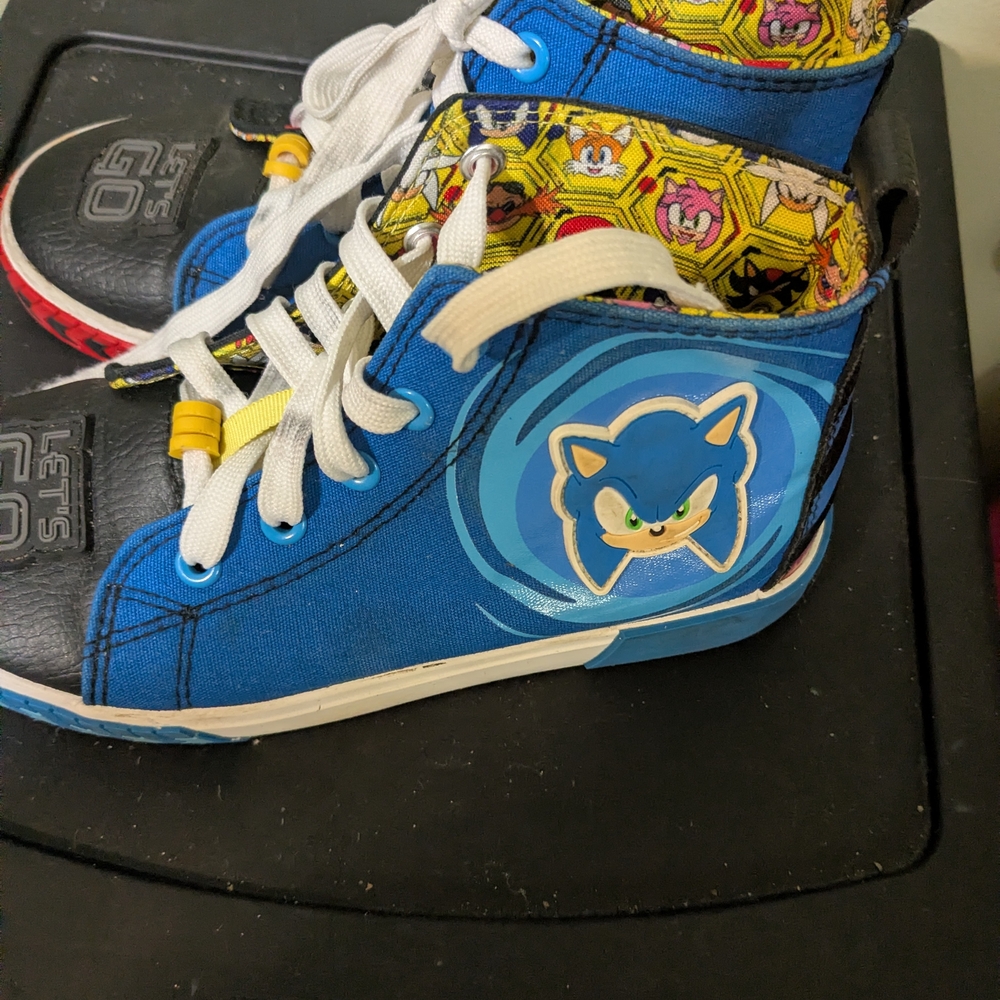 Kids Cartoon High-Top Sneakers - Black and Red - Picture 4 of 7